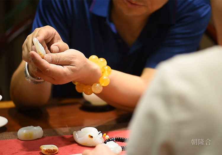 三十年玉商，會(huì)收藏一件什么和田玉作品？